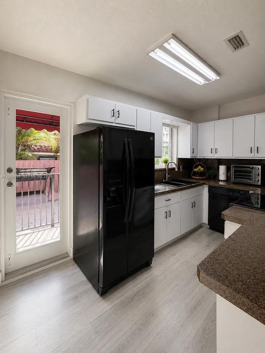 В аренду: $3,100 (3 спален, 1 ванн, 1468 Квадратных фут)