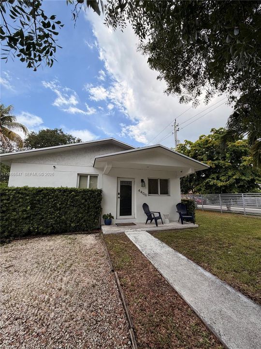 For Rent: $3,200 (2 beds, 1 baths, 1000 Square Feet)