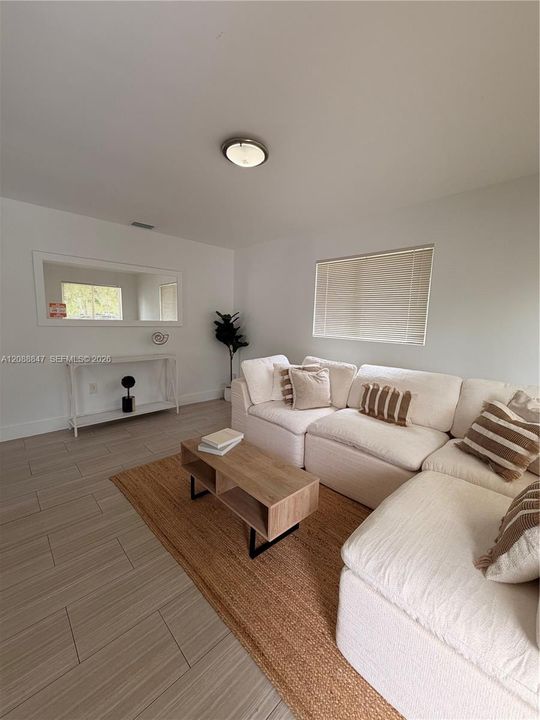 For Rent: $3,200 (2 beds, 1 baths, 1000 Square Feet)