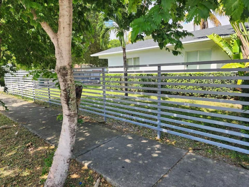 For Rent: $3,200 (2 beds, 1 baths, 1000 Square Feet)