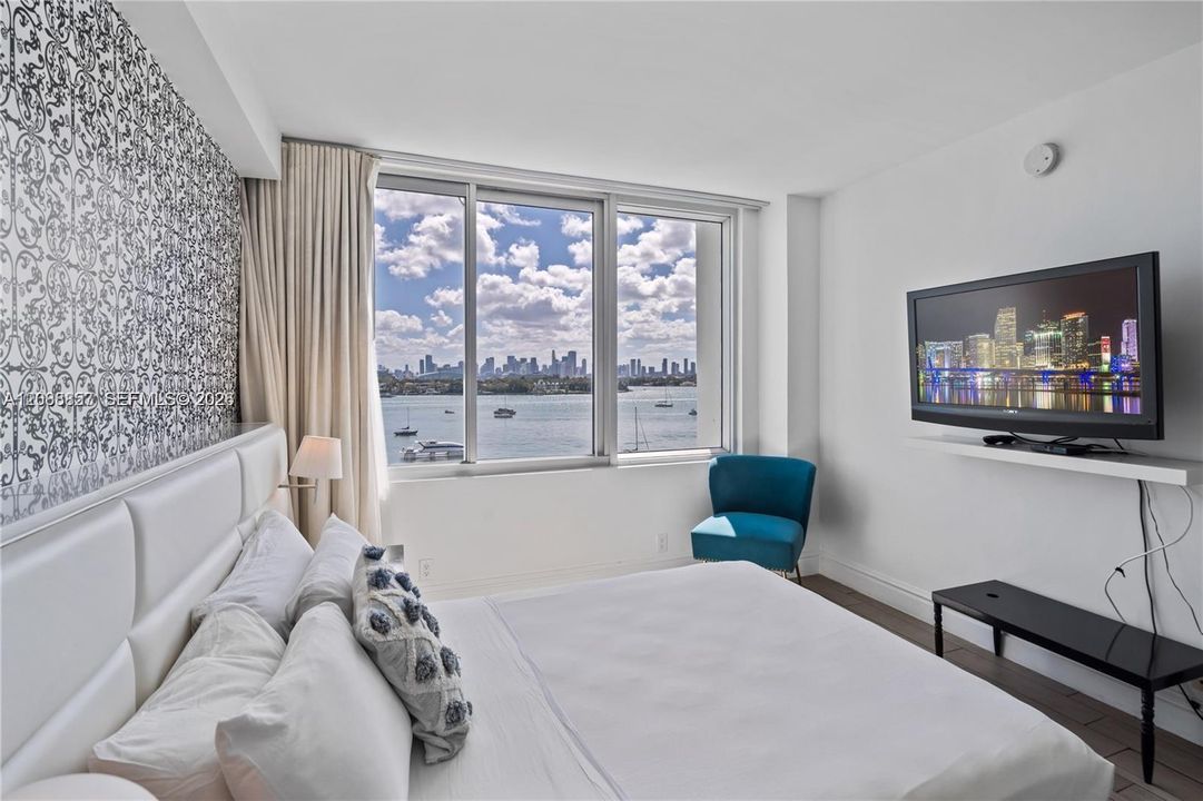 Active With Contract: $725,000 (2 beds, 2 baths, 1088 Square Feet)