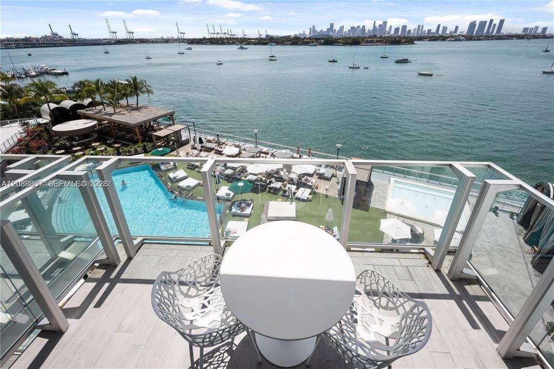 Active With Contract: $725,000 (2 beds, 2 baths, 1088 Square Feet)