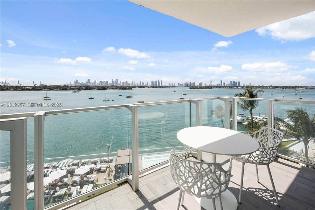 Active With Contract: $725,000 (2 beds, 2 baths, 1088 Square Feet)