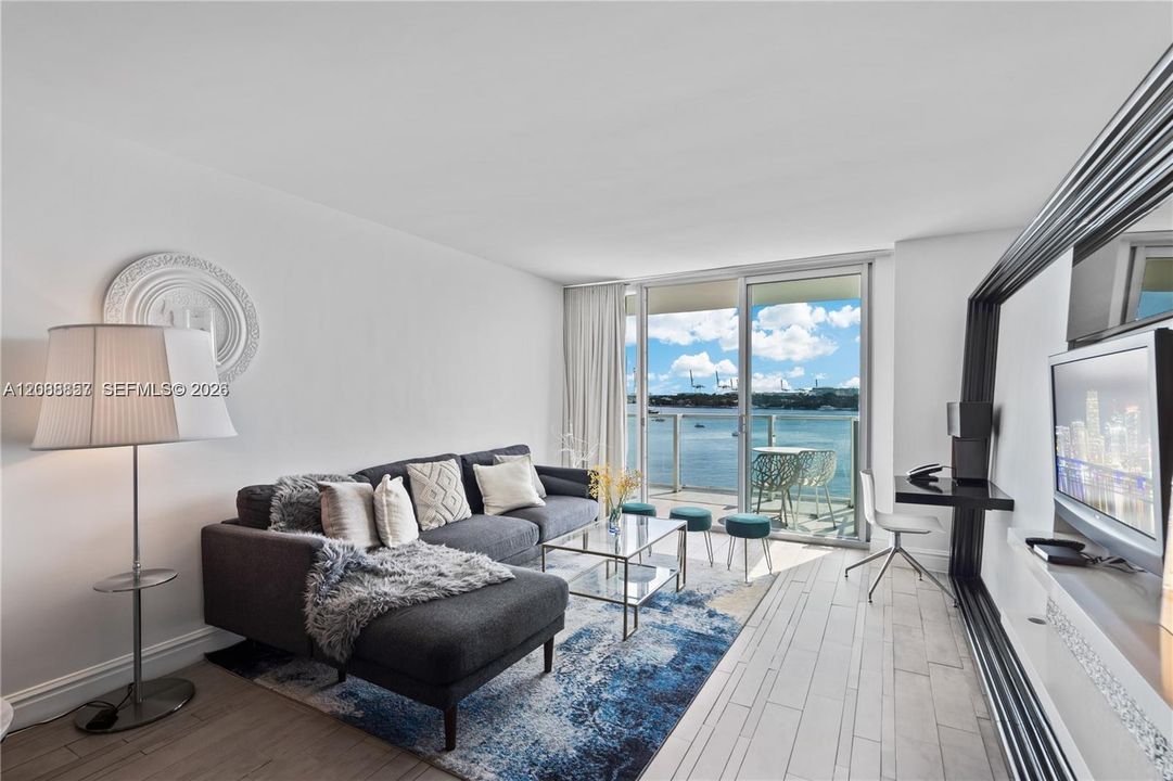 Active With Contract: $725,000 (2 beds, 2 baths, 1088 Square Feet)