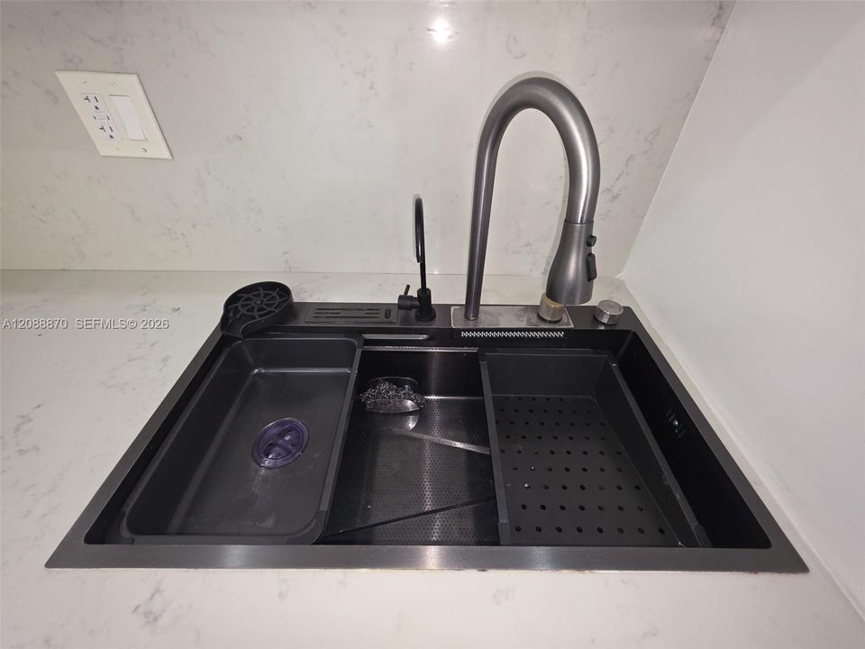 For Rent: $2,280 (2 beds, 1 baths, 952 Square Feet)