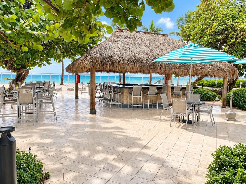 For Rent: $2,200 (1 beds, 1 baths, 1021 Square Feet)