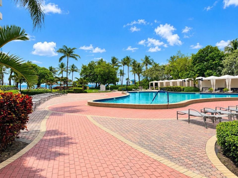 For Rent: $2,200 (1 beds, 1 baths, 1021 Square Feet)