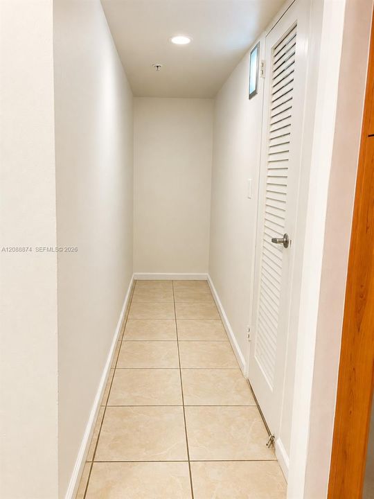 For Rent: $2,200 (1 beds, 1 baths, 1021 Square Feet)