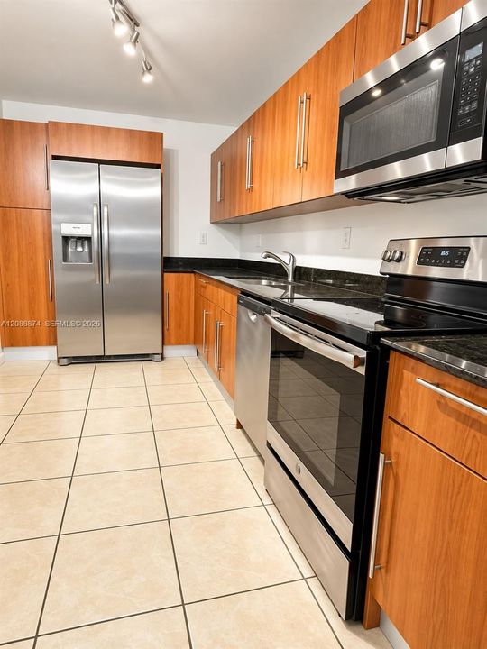 For Rent: $2,200 (1 beds, 1 baths, 1021 Square Feet)