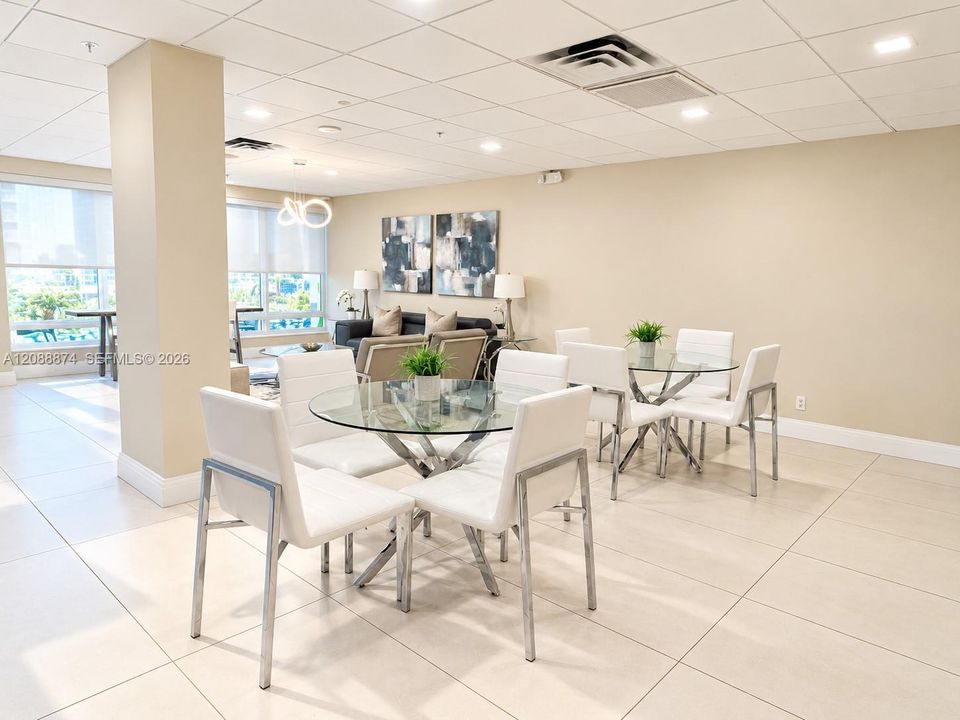 For Rent: $2,200 (1 beds, 1 baths, 1021 Square Feet)