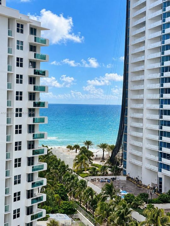 For Rent: $2,200 (1 beds, 1 baths, 1021 Square Feet)