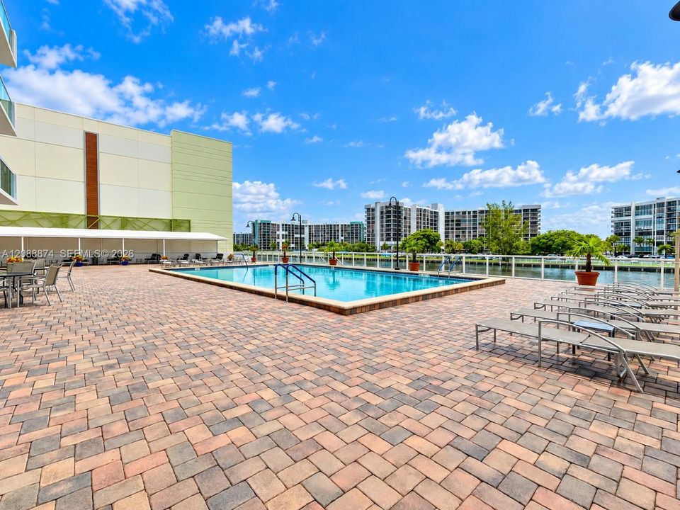 For Rent: $2,200 (1 beds, 1 baths, 1021 Square Feet)