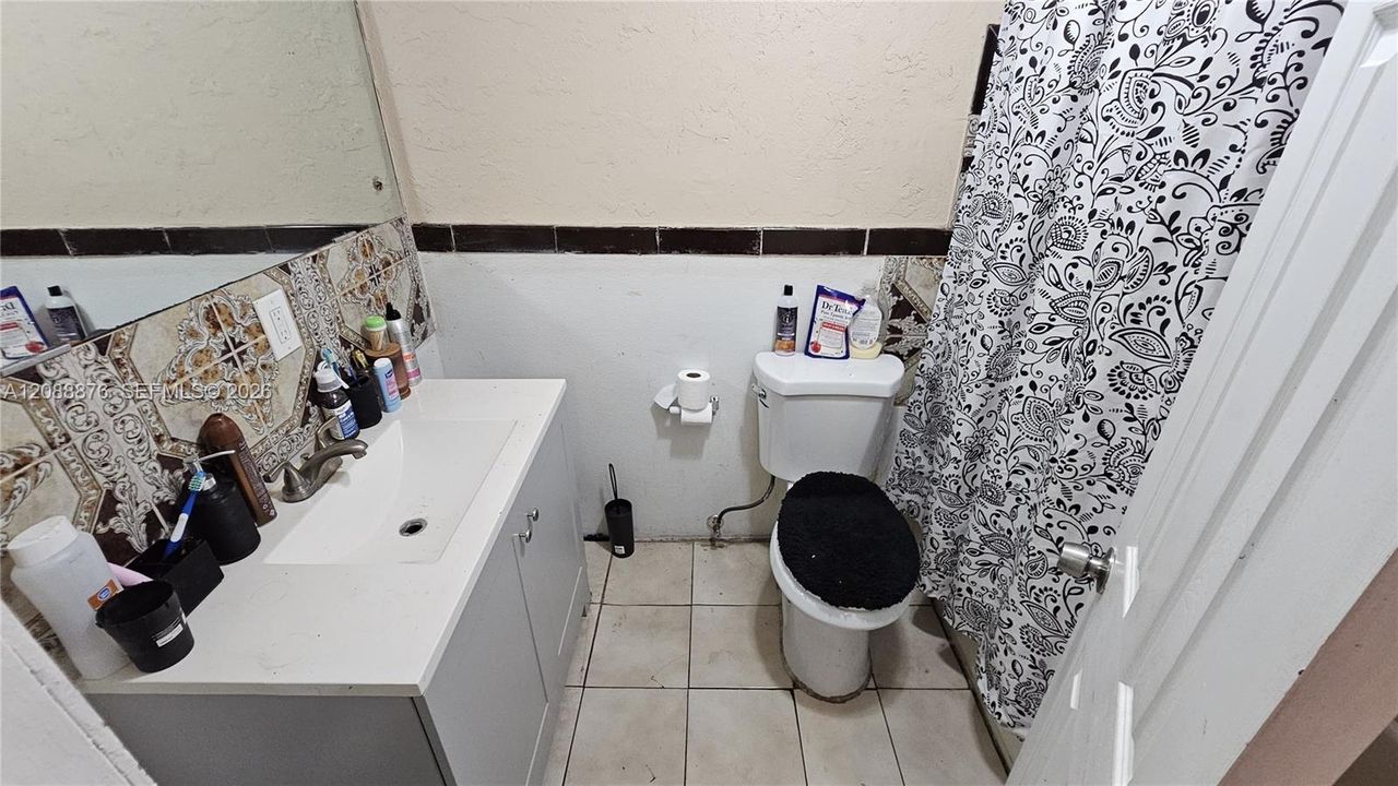 На продажу: $390,000 (5 спален, 2 ванн, 1669 Квадратных фут)