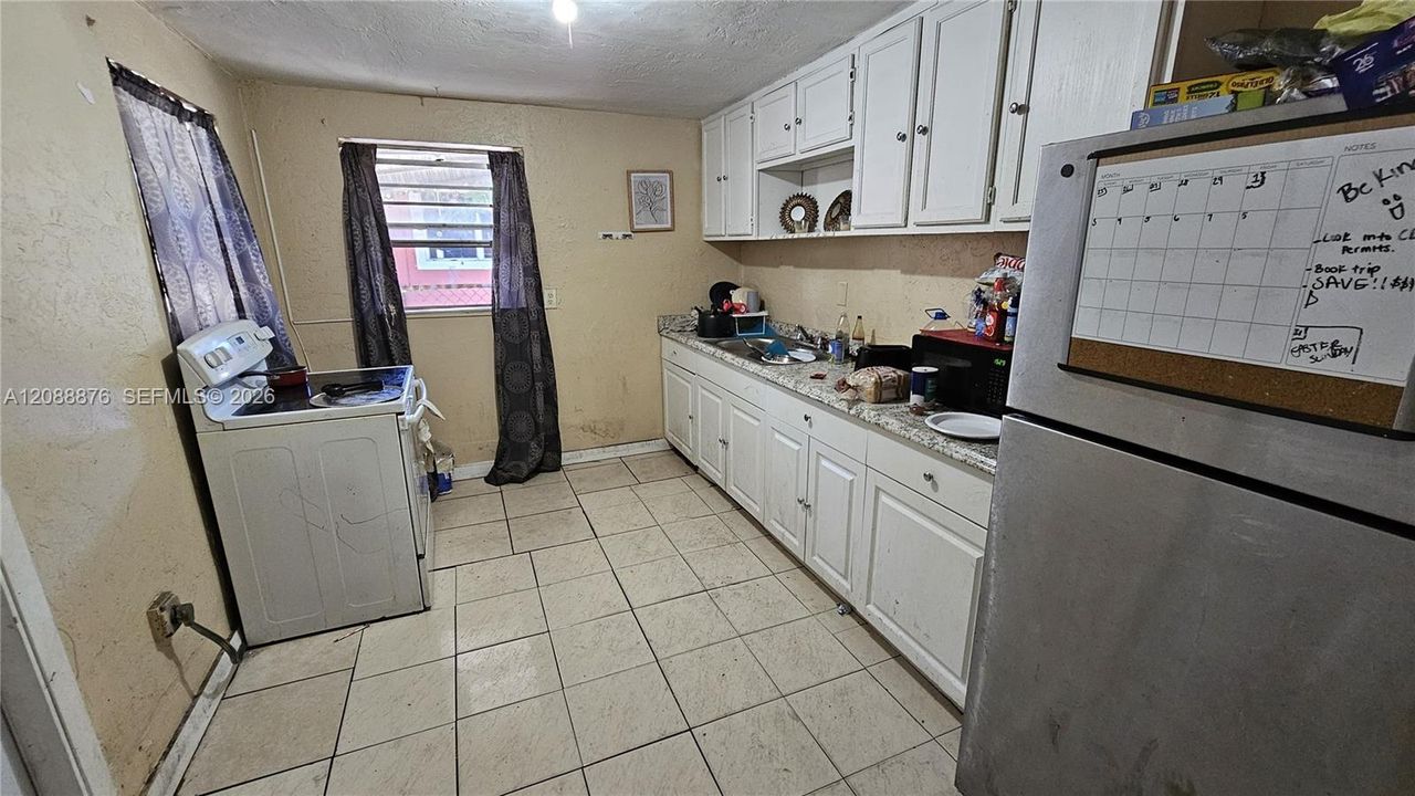 На продажу: $390,000 (5 спален, 2 ванн, 1669 Квадратных фут)