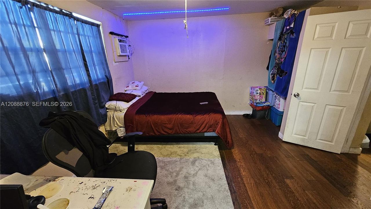 На продажу: $390,000 (5 спален, 2 ванн, 1669 Квадратных фут)