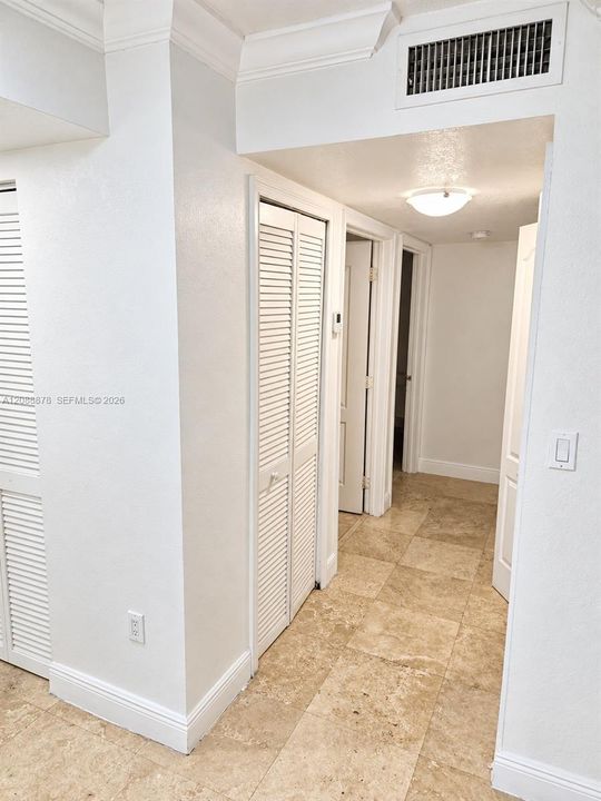 For Sale: $280,000 (2 beds, 2 baths, 944 Square Feet)