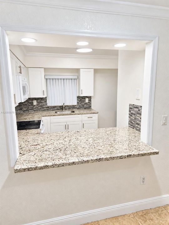 For Sale: $280,000 (2 beds, 2 baths, 944 Square Feet)