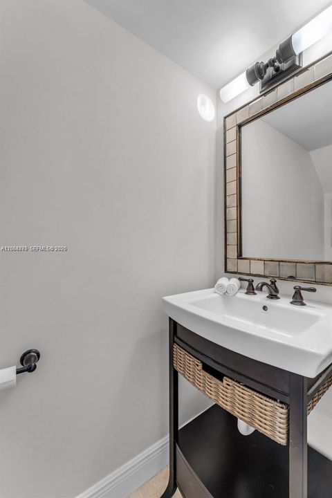For Rent: $3,100 (2 beds, 1 baths, 970 Square Feet)