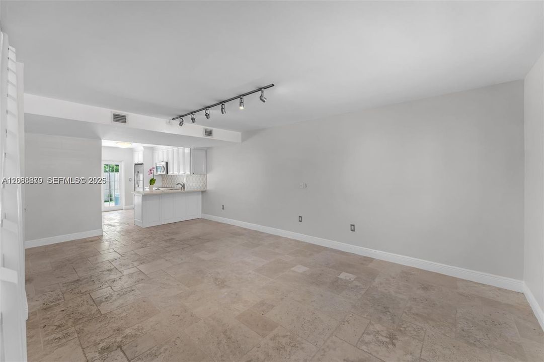 For Rent: $3,100 (2 beds, 1 baths, 970 Square Feet)