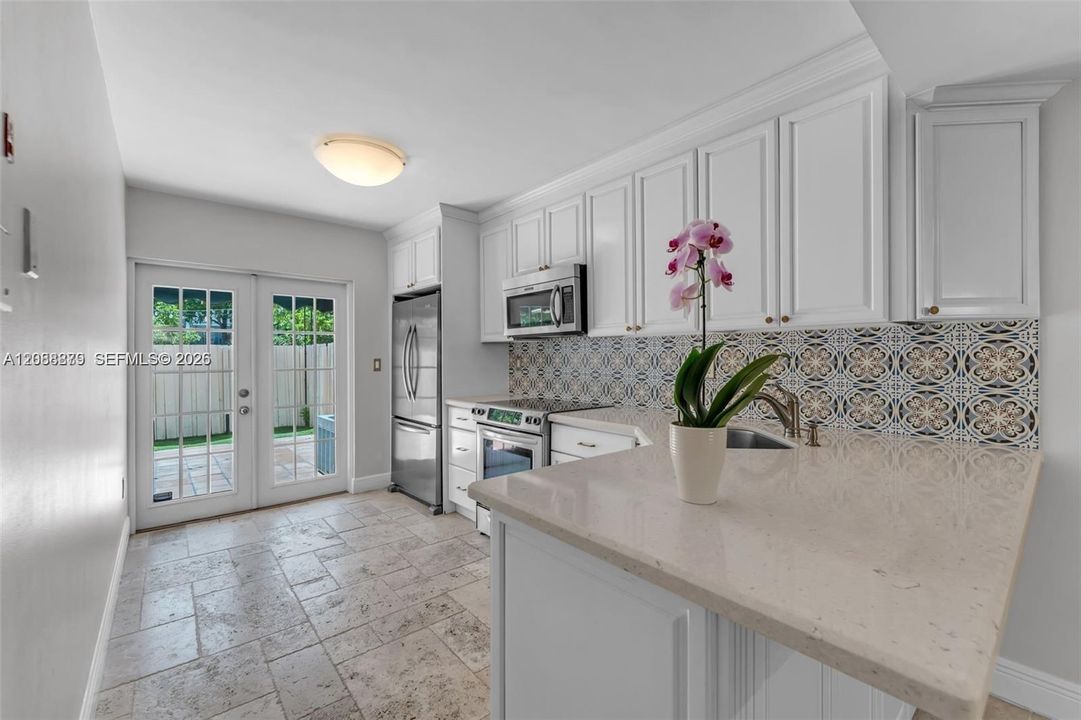 For Rent: $3,100 (2 beds, 1 baths, 970 Square Feet)