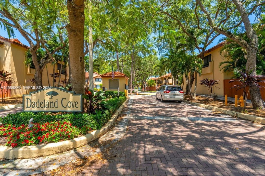 For Rent: $3,100 (2 beds, 1 baths, 970 Square Feet)