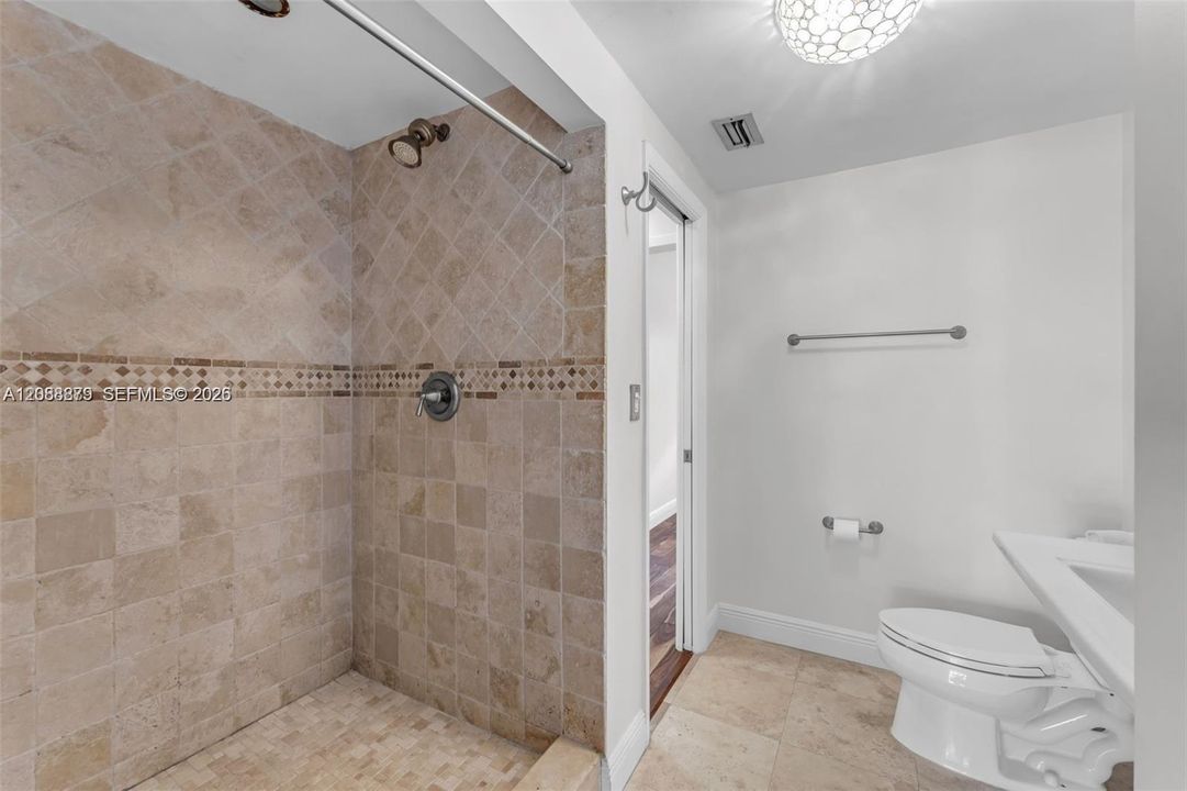 For Rent: $3,100 (2 beds, 1 baths, 970 Square Feet)