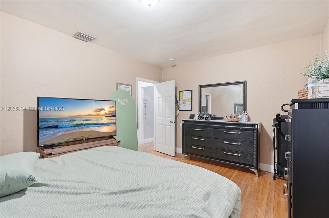 For Rent: $3,500 (3 beds, 1 baths, 930 Square Feet)