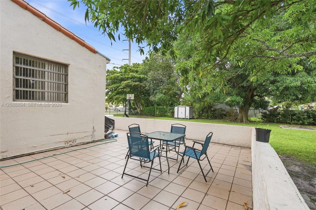 For Rent: $3,500 (3 beds, 1 baths, 930 Square Feet)