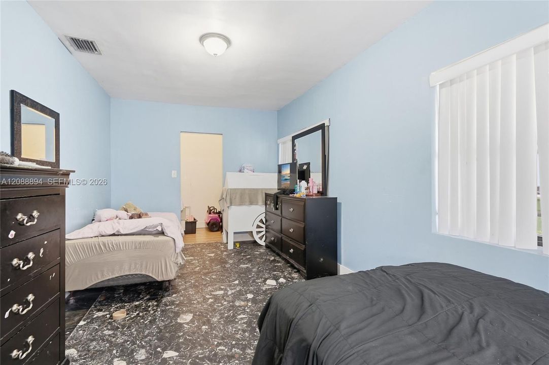 For Rent: $3,500 (3 beds, 1 baths, 930 Square Feet)