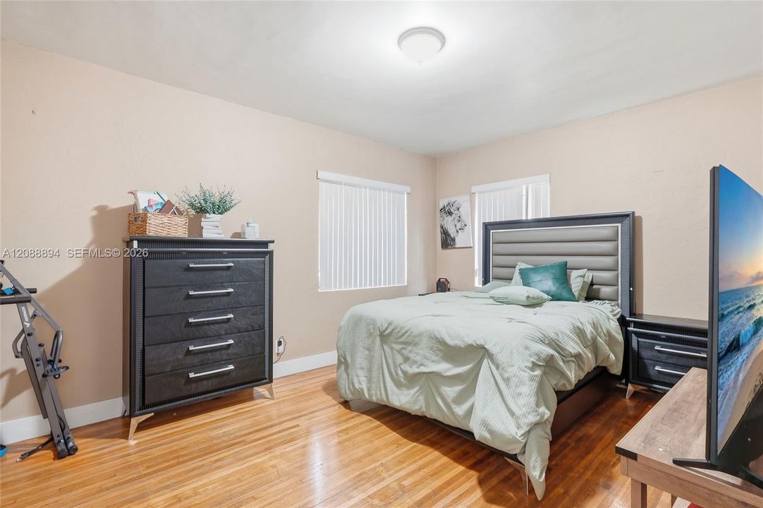 For Rent: $3,500 (3 beds, 1 baths, 930 Square Feet)