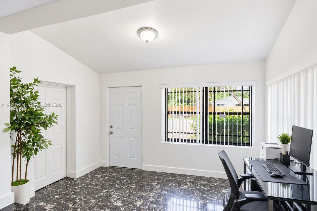 For Rent: $3,500 (3 beds, 1 baths, 930 Square Feet)