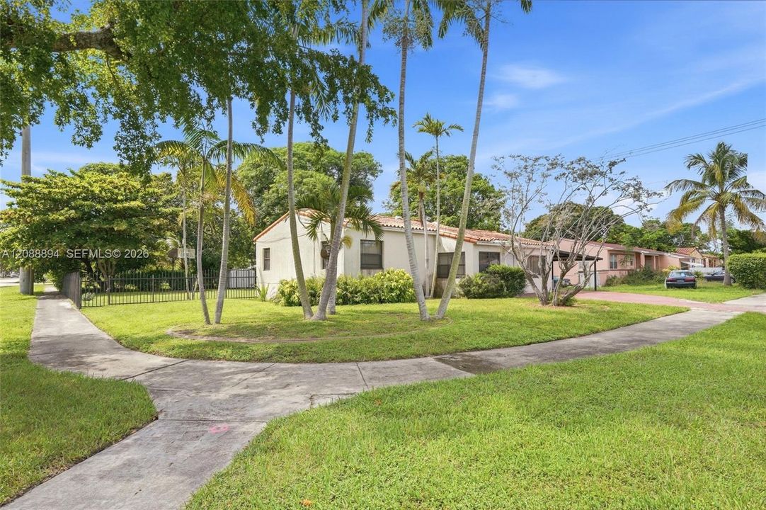 For Rent: $3,500 (3 beds, 1 baths, 930 Square Feet)