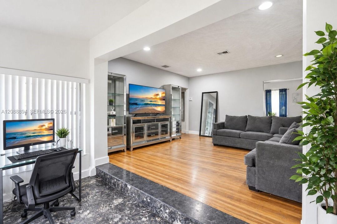 For Rent: $3,500 (3 beds, 1 baths, 930 Square Feet)