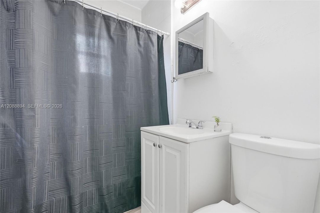 For Rent: $3,500 (3 beds, 1 baths, 930 Square Feet)
