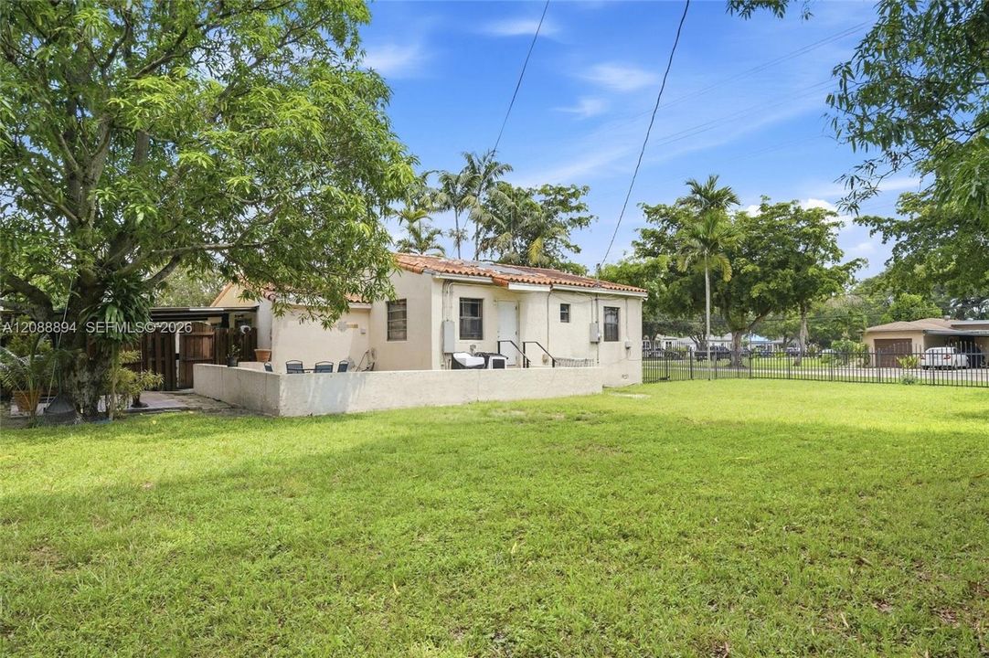 For Rent: $3,500 (3 beds, 1 baths, 930 Square Feet)