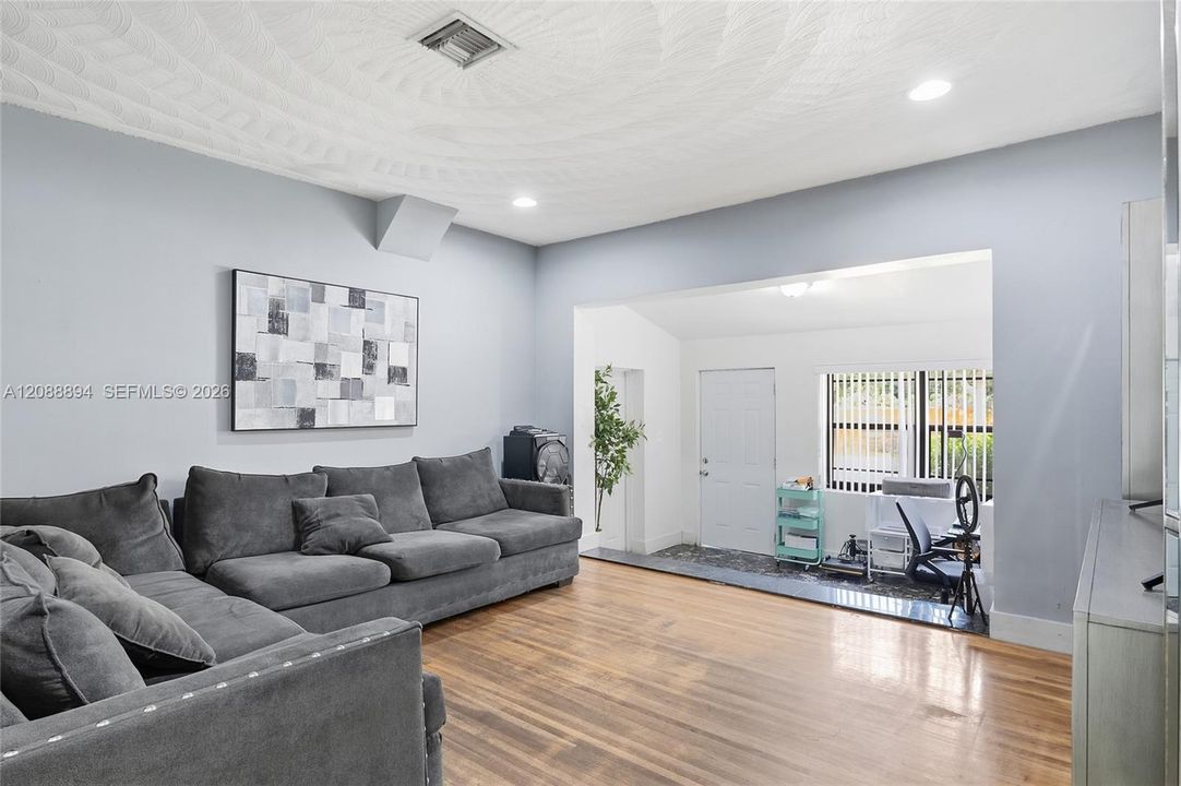 For Rent: $3,500 (3 beds, 1 baths, 930 Square Feet)