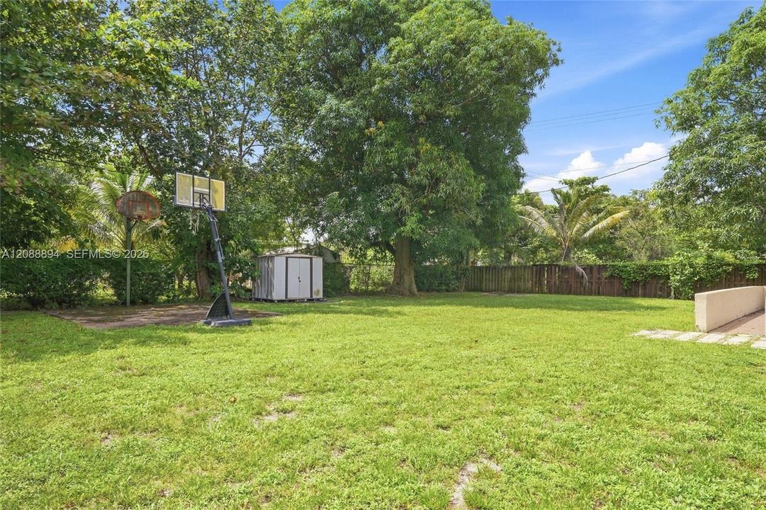 For Rent: $3,500 (3 beds, 1 baths, 930 Square Feet)