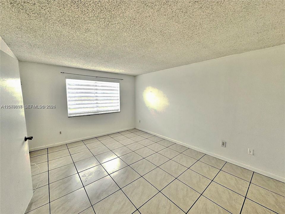 For Rent: $1,950 (1 beds, 1 baths, 780 Square Feet)