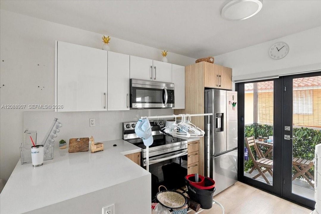 Active With Contract: $300,000 (3 beds, 2 baths, 972 Square Feet)