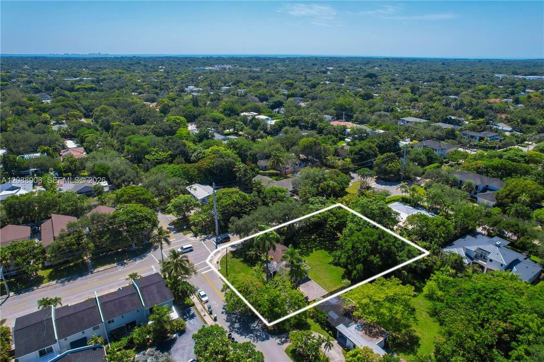 En Venta: $2,099,000 (0.36 acres)