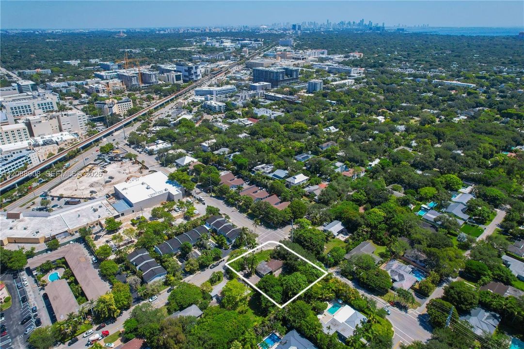 En Venta: $2,099,000 (0.36 acres)