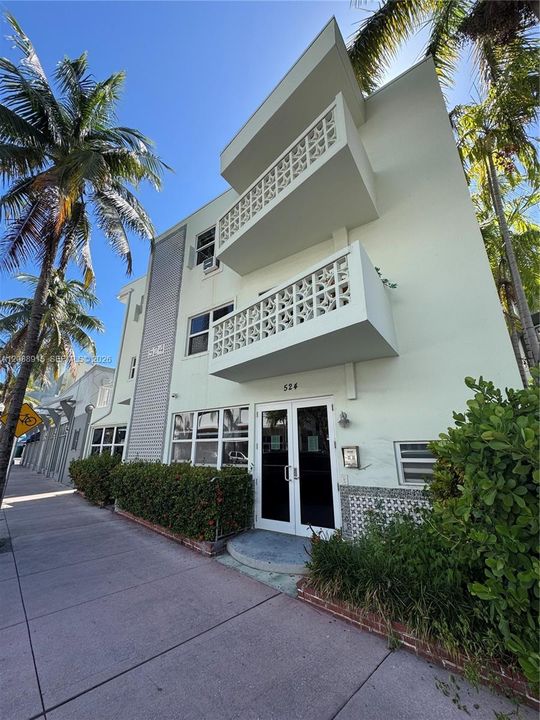 For Rent: $1,850 (1 beds, 1 baths, 418 Square Feet)