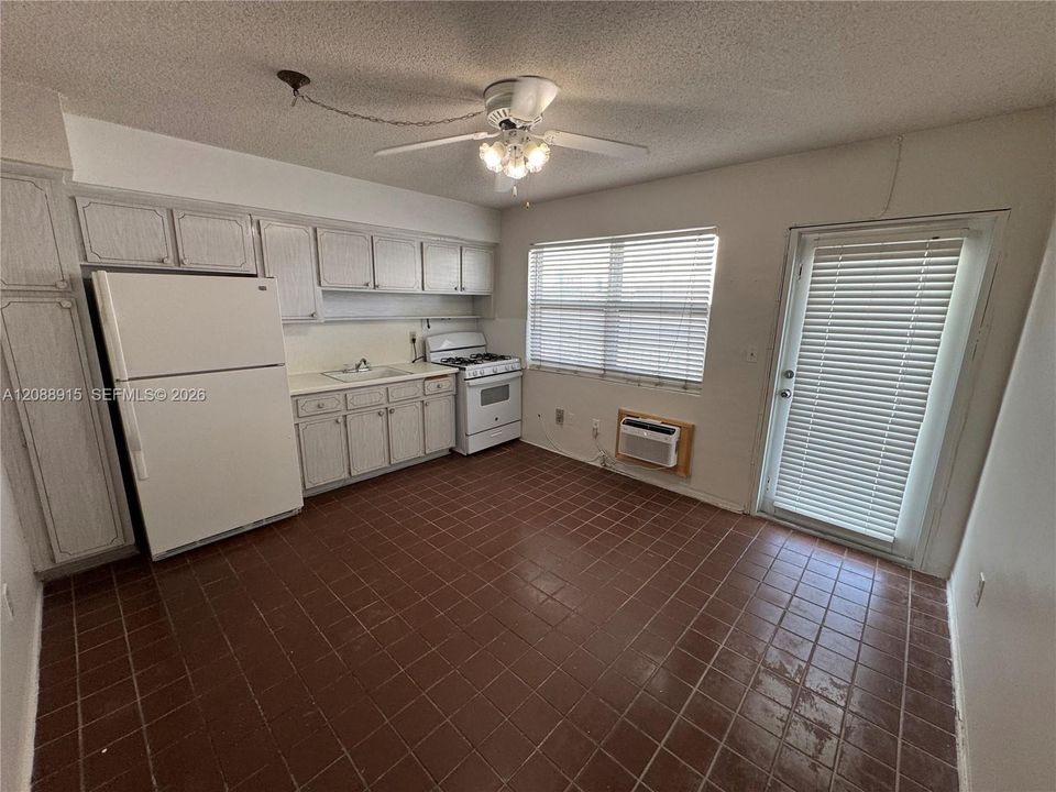 For Rent: $1,850 (1 beds, 1 baths, 418 Square Feet)
