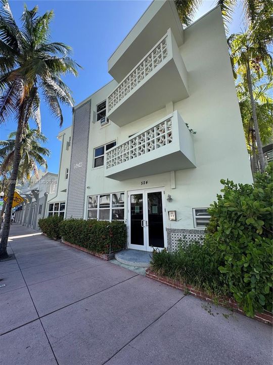 For Rent: $1,850 (1 beds, 1 baths, 418 Square Feet)