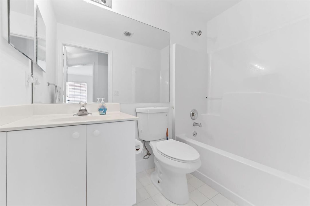 19 bathroom 01