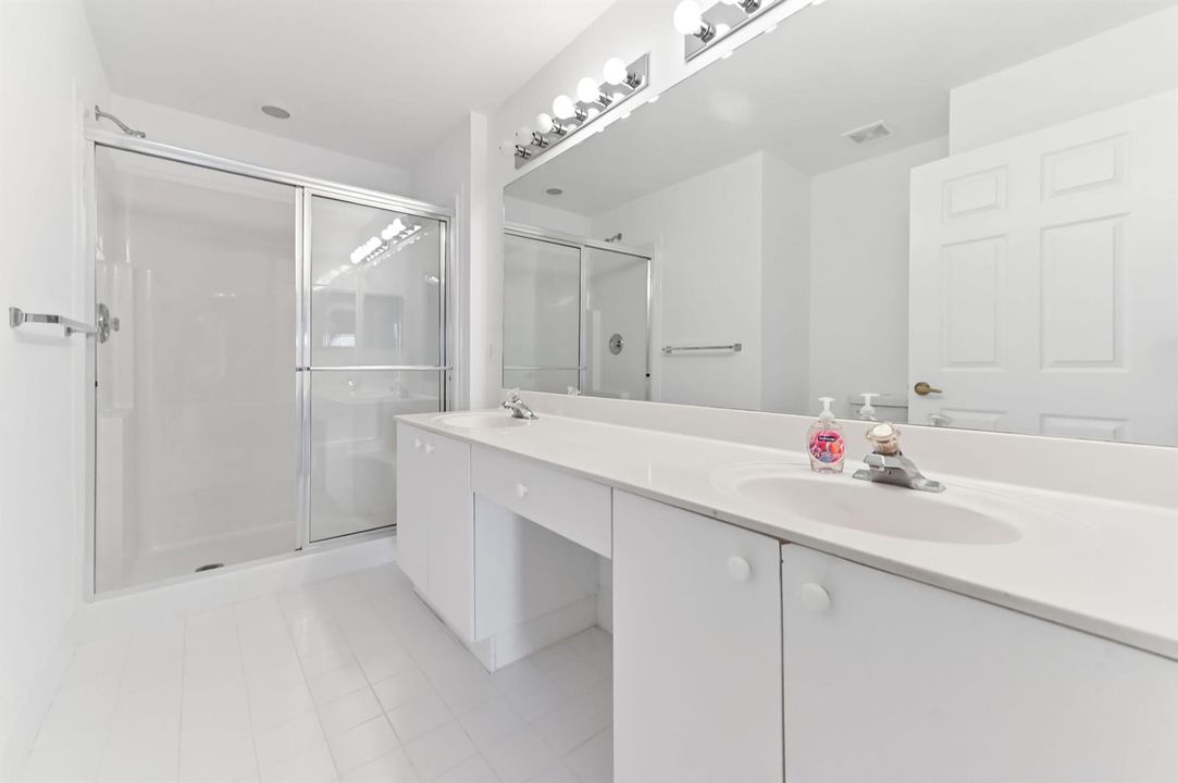 25 bathroom 01