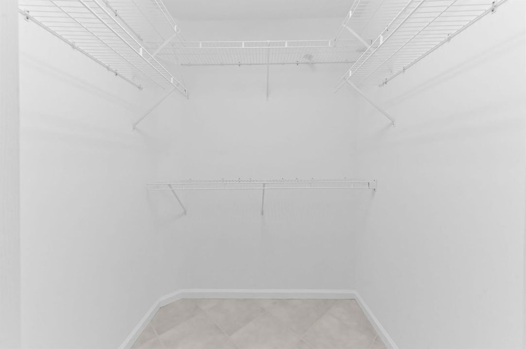 24 closet 01