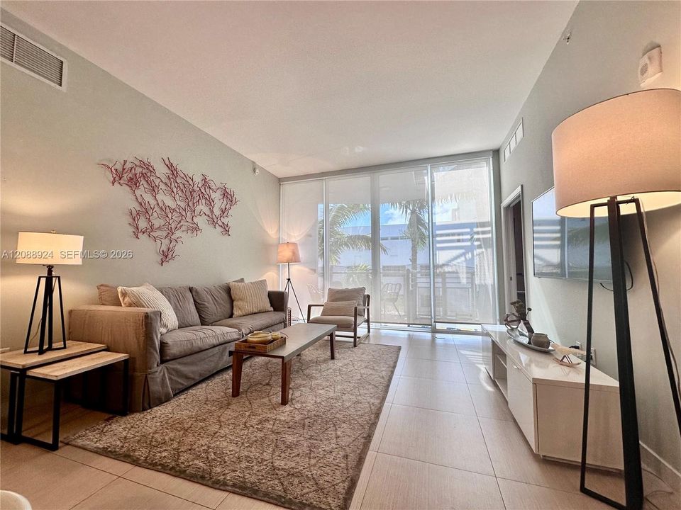 For Rent: $4,000 (1 beds, 1 baths, 711 Square Feet)