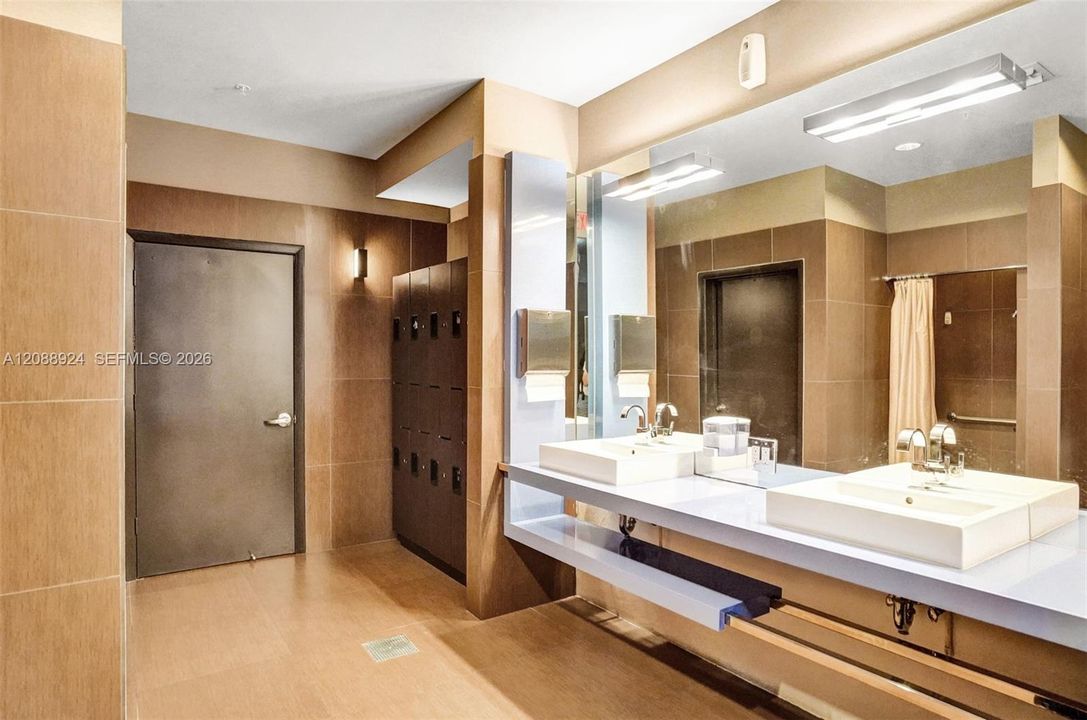 For Rent: $4,000 (1 beds, 1 baths, 711 Square Feet)