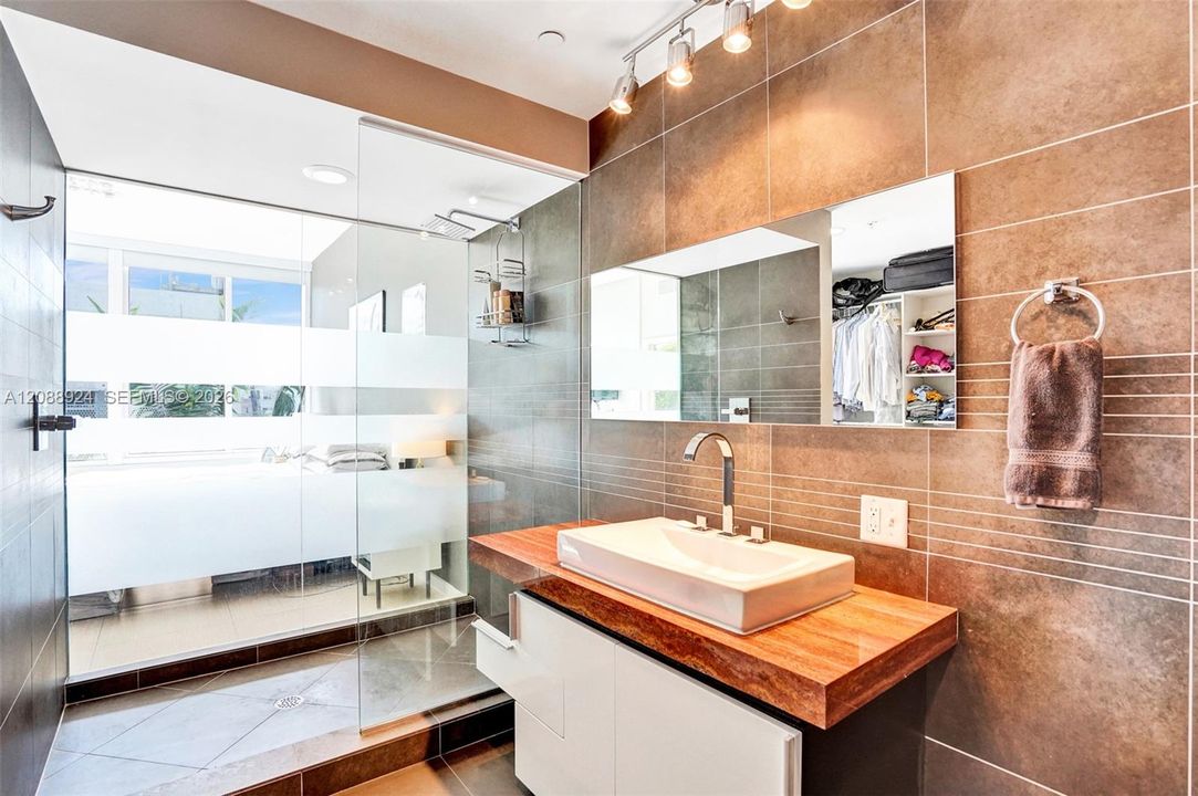 For Rent: $4,000 (1 beds, 1 baths, 711 Square Feet)